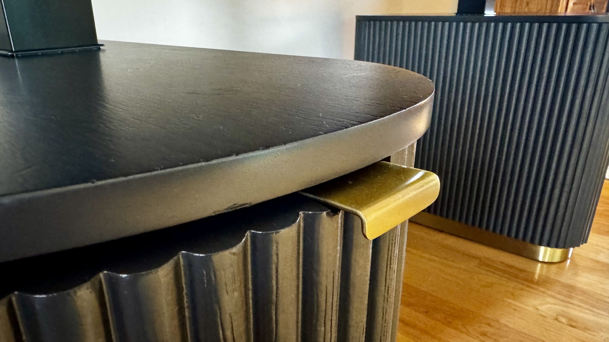Do Not Confuse Decorative Simplicity With Hidden Cable Storage