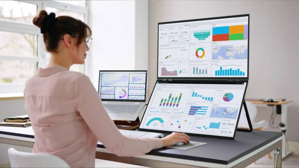 Stacking Two Large Displays Without Two Desktop Stands