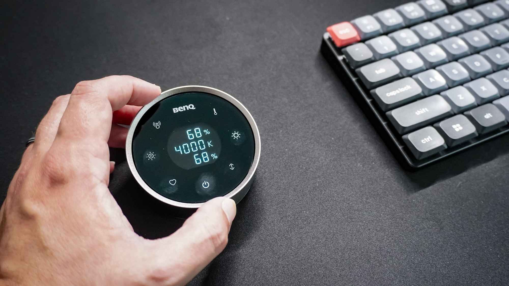 The Halo 2 wireless controller displays brightness and color temperature while the source writer adjusts the dial. Image: Tom's Guide.