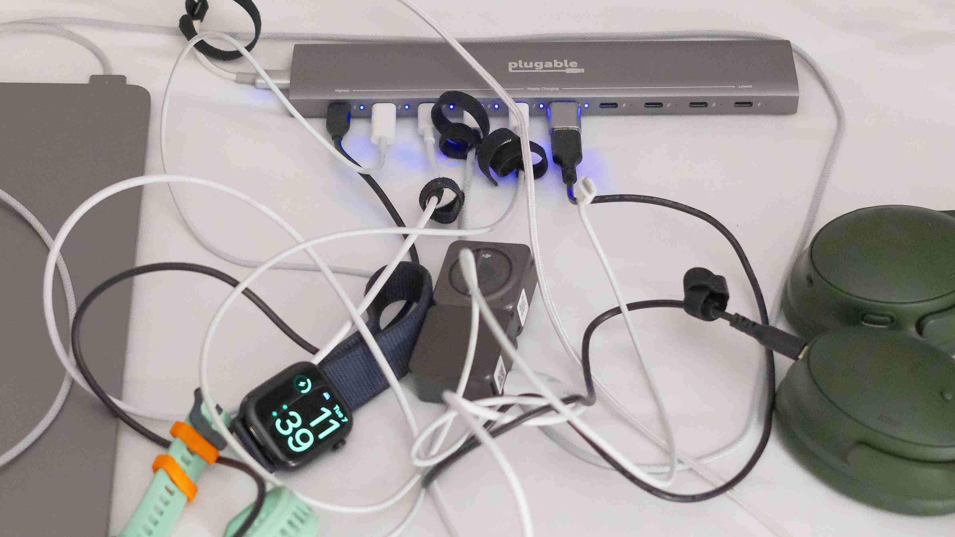 The long Plugable PS-10CC connected to a collection of wearables and headphones during the hands-on. Image: Future.