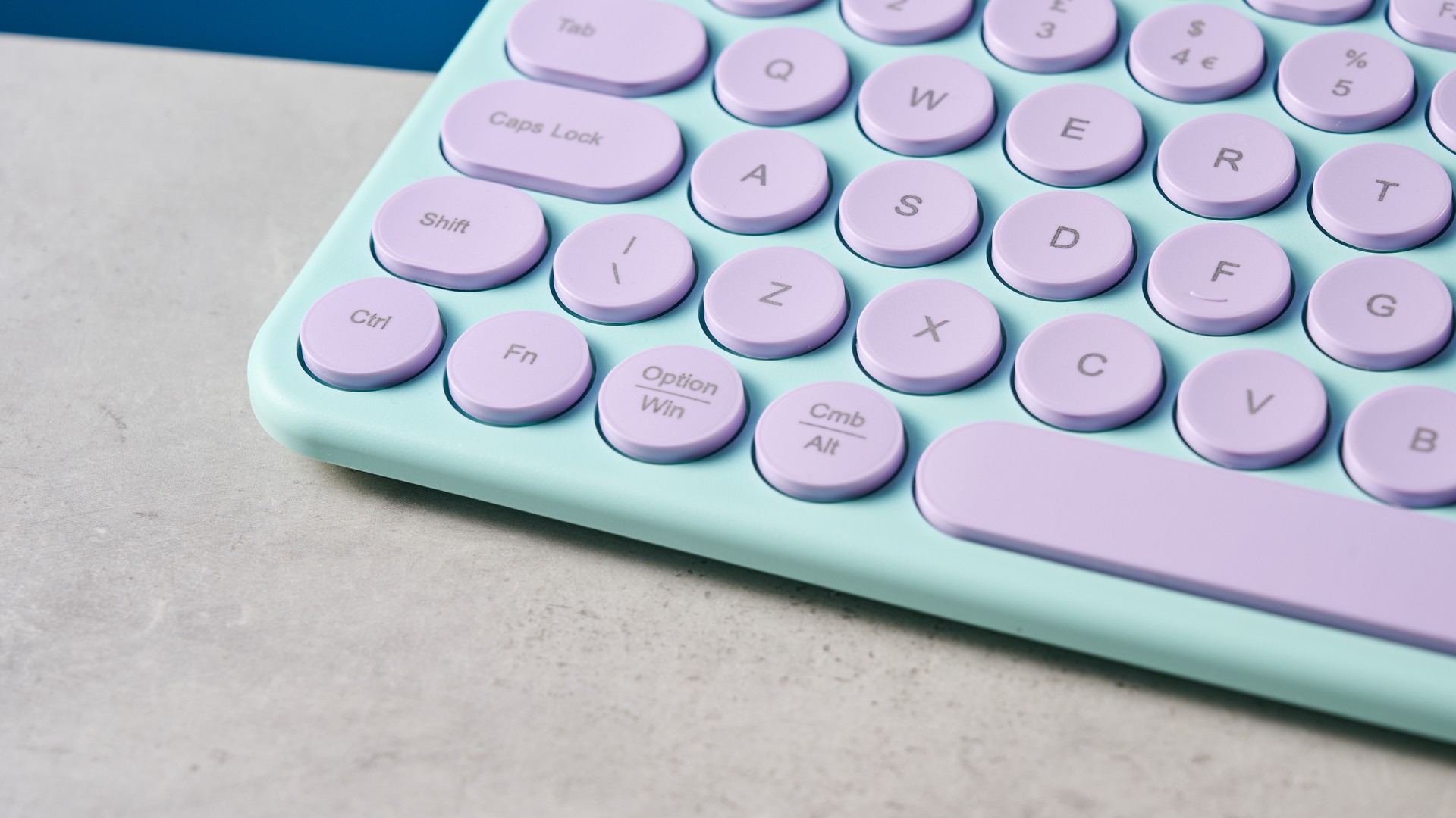 A close view of the Seenda SK73-3 rounded keys and lower-left controls. Image: Ashley Thieme / Future.