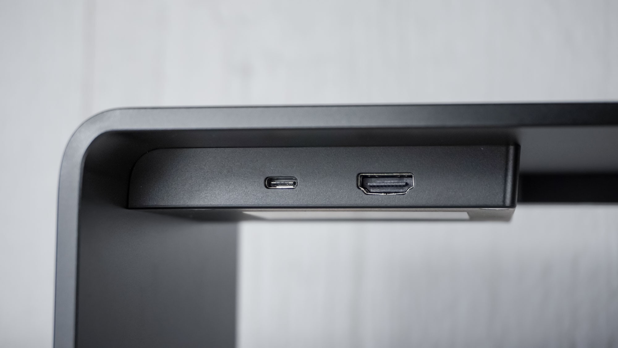 The Razer stand's rear USB-C upstream and HDMI output sockets, shown separately from the full desk view. Image: Tom's Guide.
