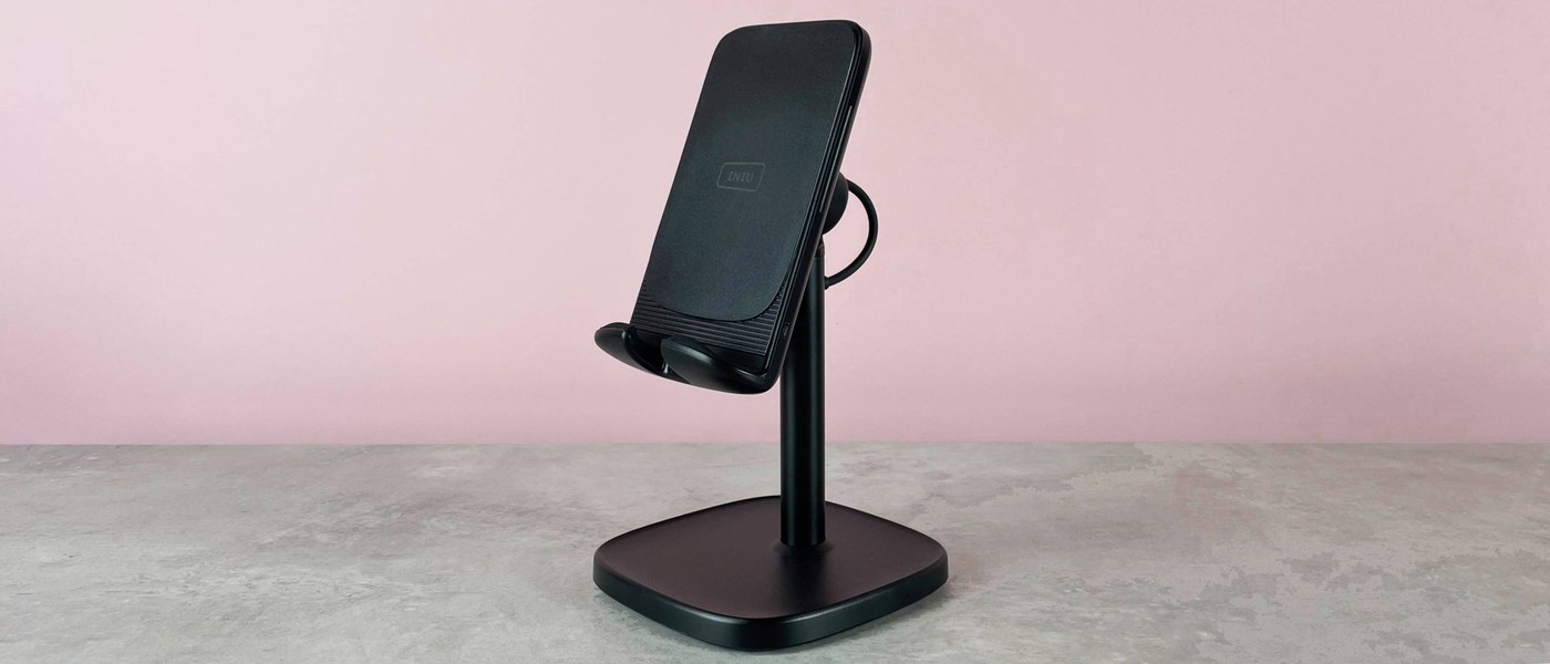 INIU I212's One-Meter Lead Limits Flexible Stand Placement