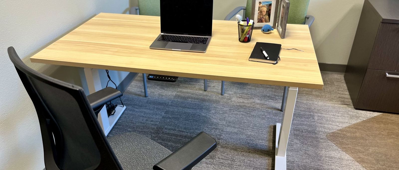 A Shared Laptop Station on the Mount-It Electric Desk