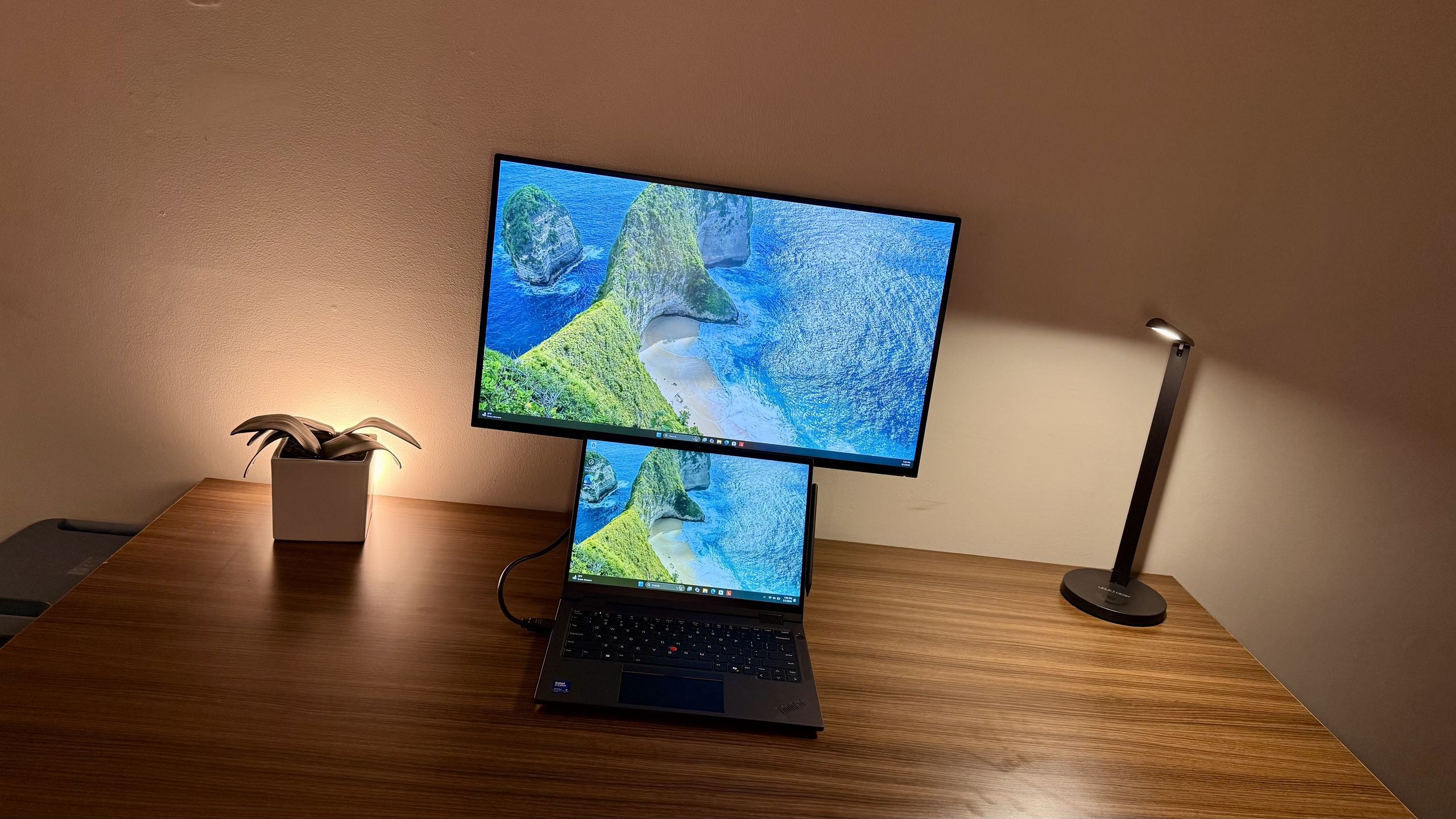 Lenovo P27Q-40 Supports Portrait Screens on Either Side