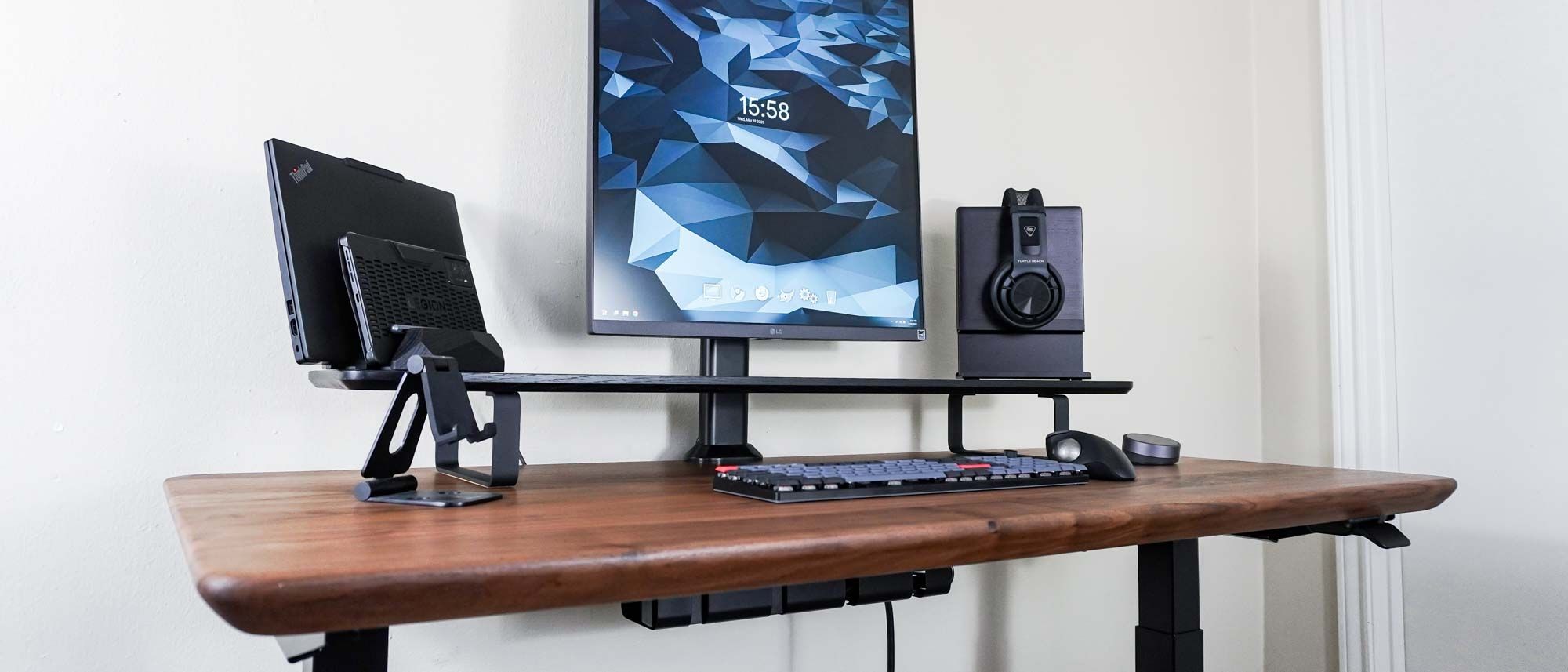 Oakywood's Solid-Wood Desk Makes Finish Care Part of the Setup