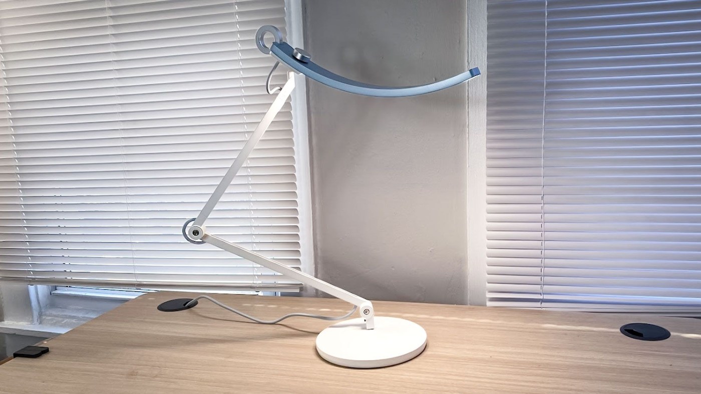A Desk Lamp That Changes With the Room's Purpose