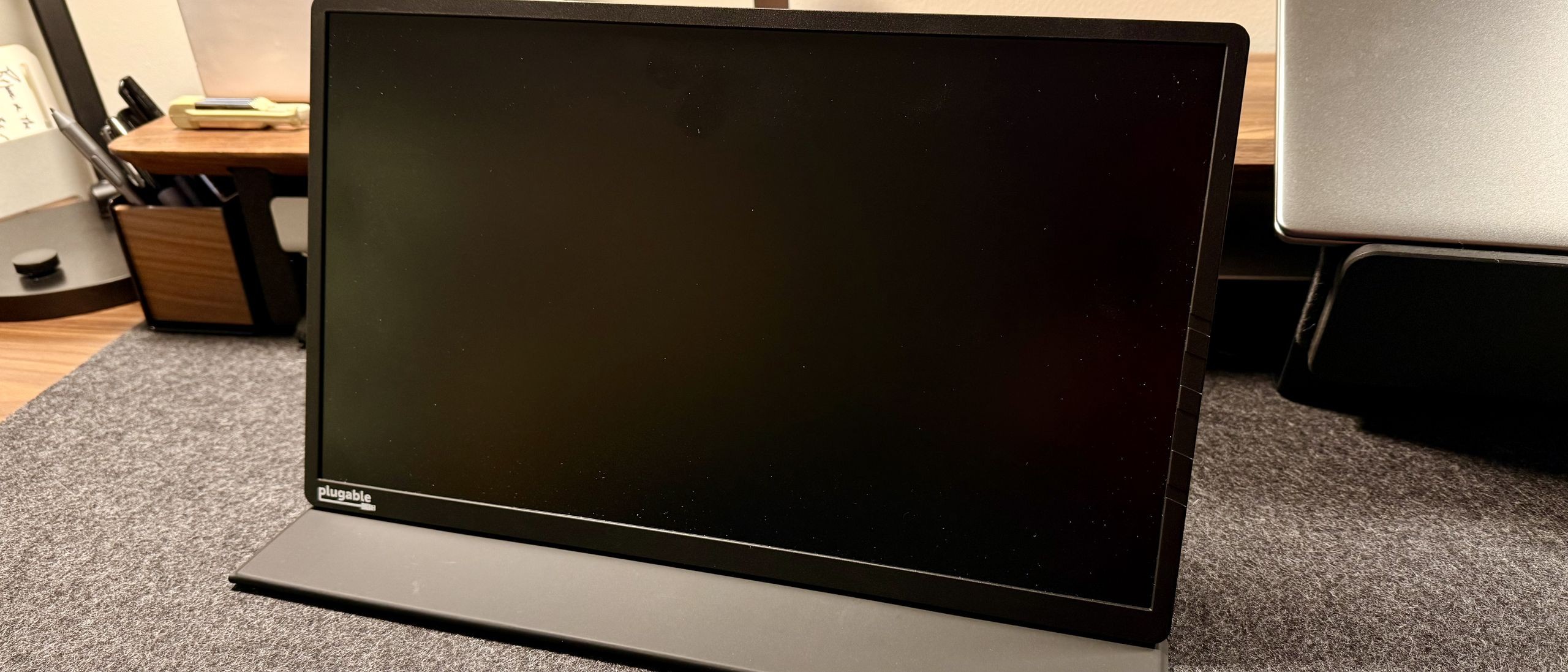 Plugable's Folio Stand Favors Simple Placement Over VESA Mounting