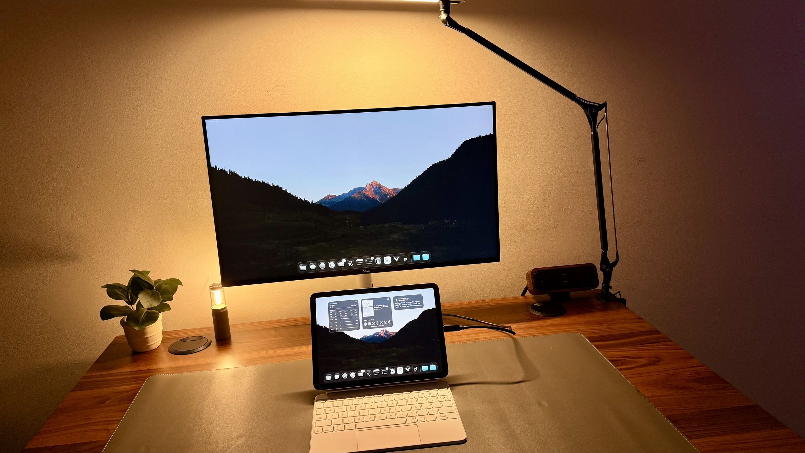 Dell S2725DC Simplifies Docking but Needs a Suitable Arm Adjustment