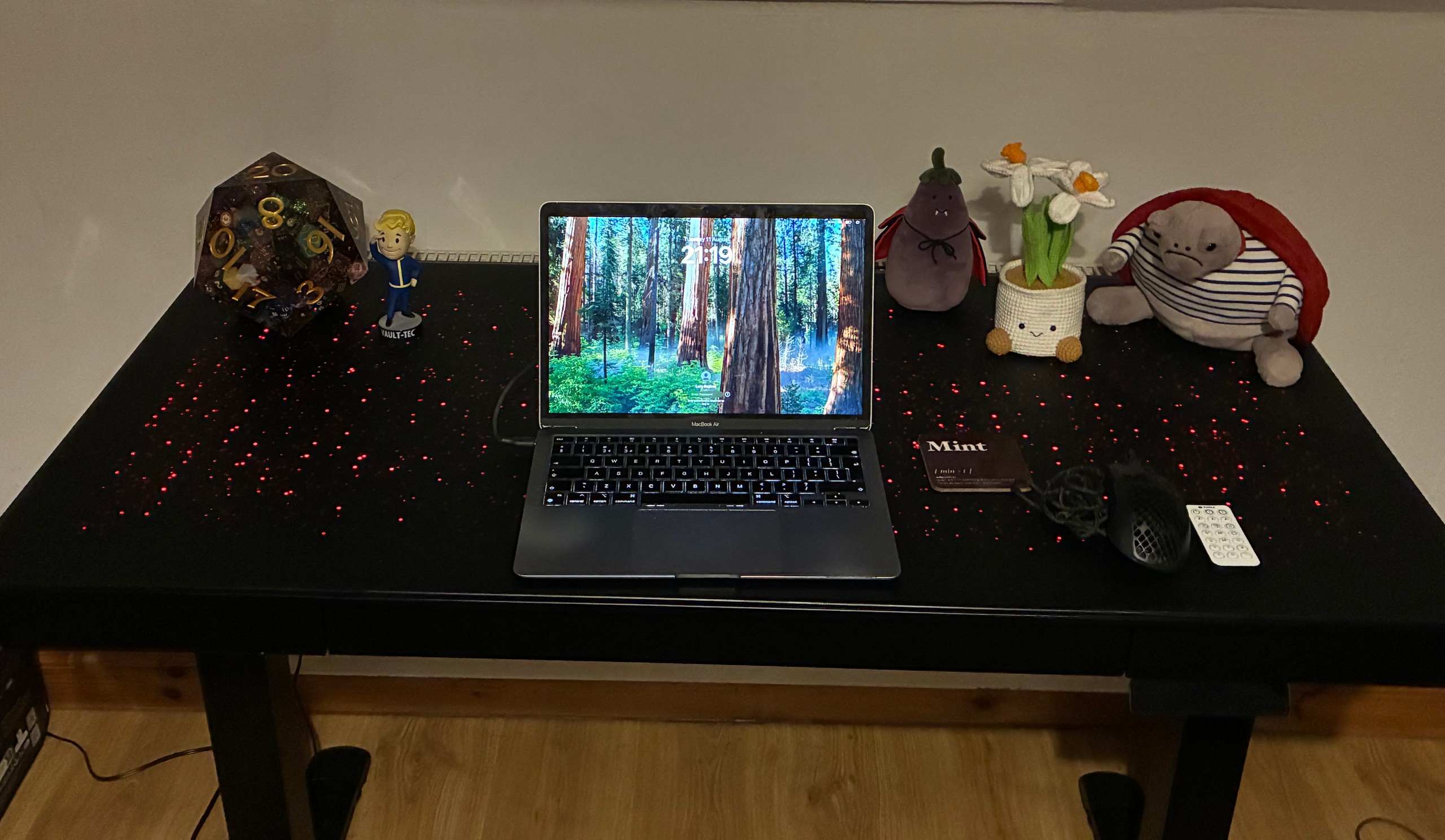 Keeping a Glass Standing Desk's Layout Deliberate
