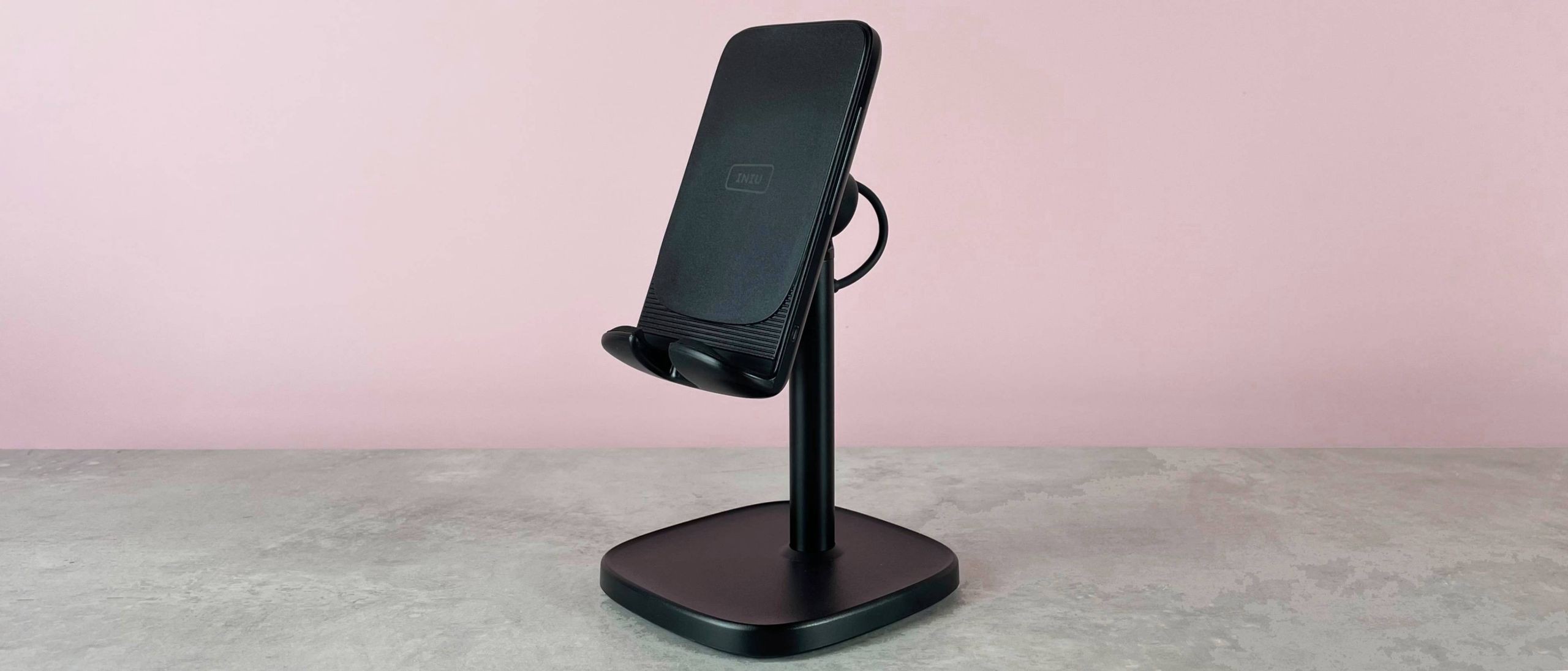 INIU I212's One-Meter Lead Limits Flexible Stand Placement
